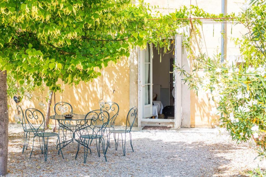 Hotel Domaine De Blanche Fleur Châteauneuf-de-Gadagne Exterior foto